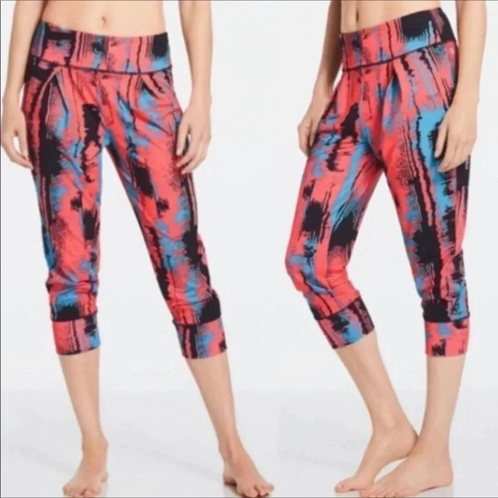 Fabletics pleated yogi Capri Heat Wave workout pants